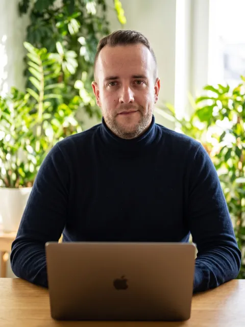 Oscar Gawlik am MacBook